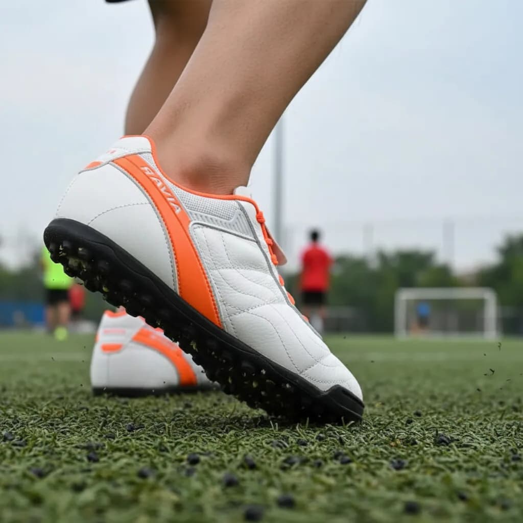 Chuteira Society em Couro Legitimo Jogar Futebol Bola Chuteirinha Branco  Marca Ravia Original