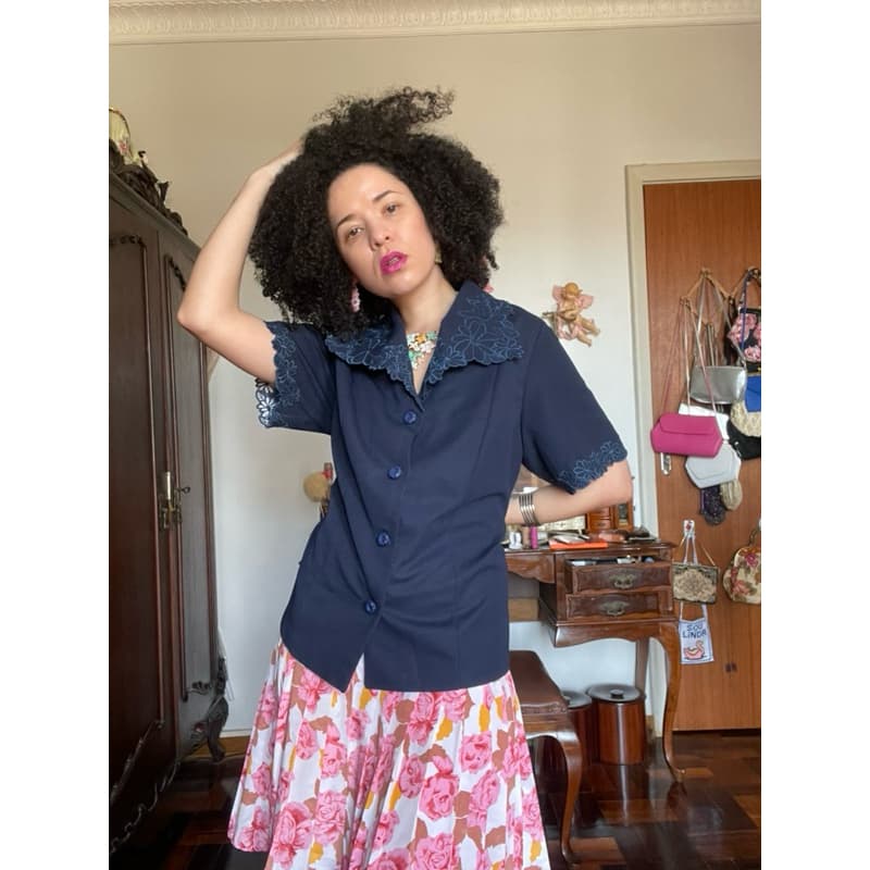 camisa azul com bordados de flores na gola tamanho m bazar brechó desapego