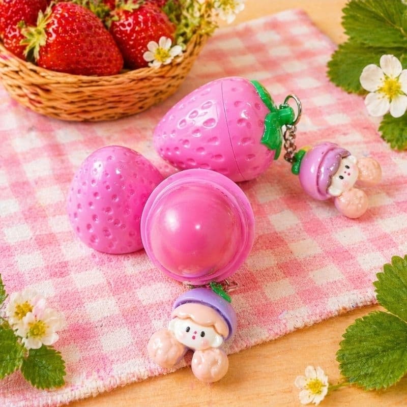 Lip Balm Labial Hidratante Moranguinho com  Chaveiro Fofo Cores Variadas Para Crianças e Adultos.
