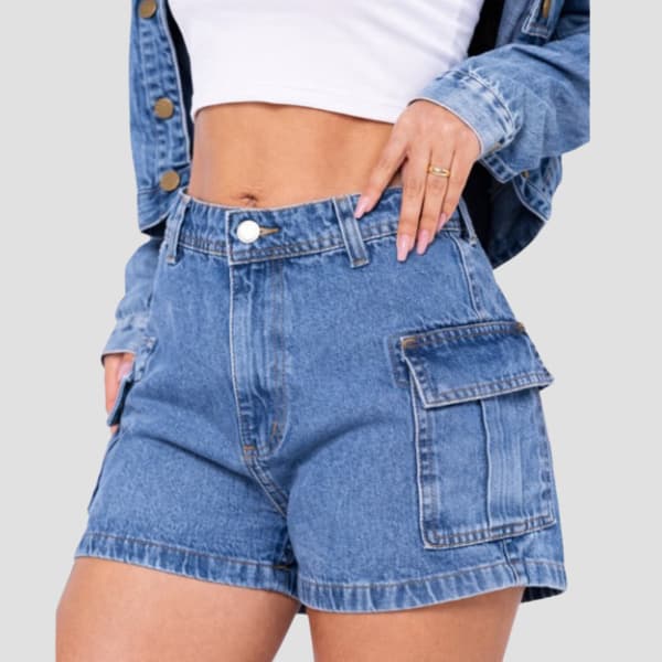 Short Jeans Cargo Feminino Bolsos Laterais Utilitários Cintura Alta Design Moderno Casual Atemporal