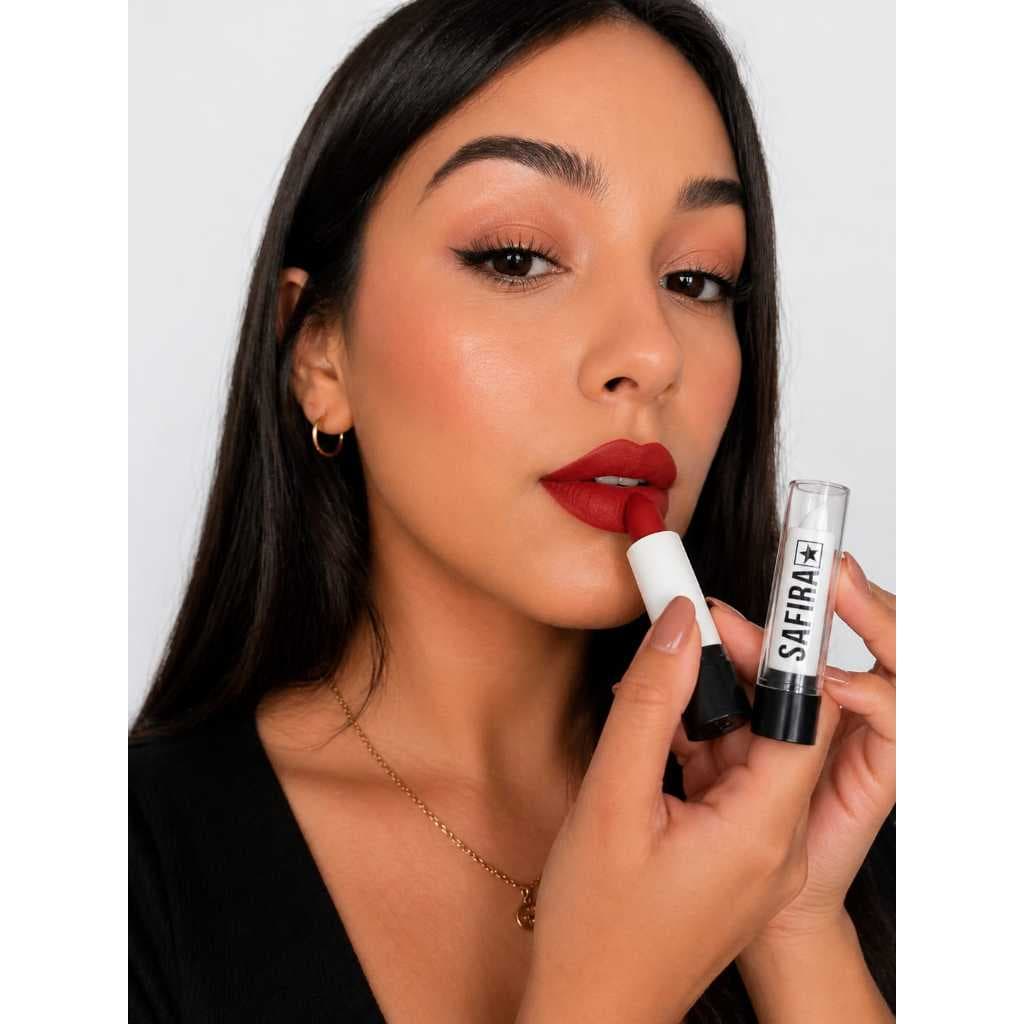 Safira/batom matte/acabamento matte{fosco}alta pigmentaçao/nao resseca os lábios/uso diario.