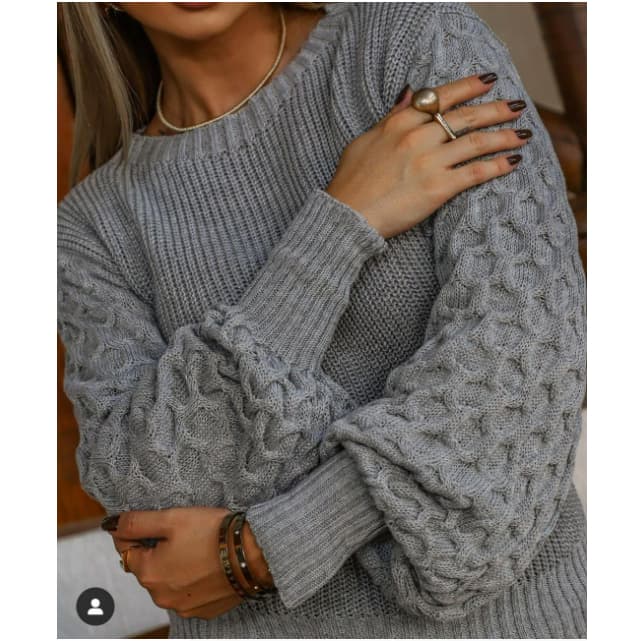 Blusa de frio feminina gola canoa em tricot com  manga texturizada , levemente bufante