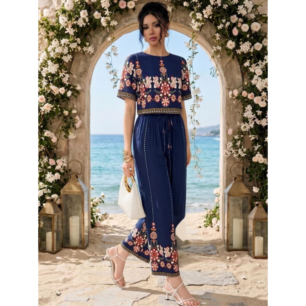 Conjunto feminino casual estampado, composto por blusa manga curta e calça com elástico na cintura