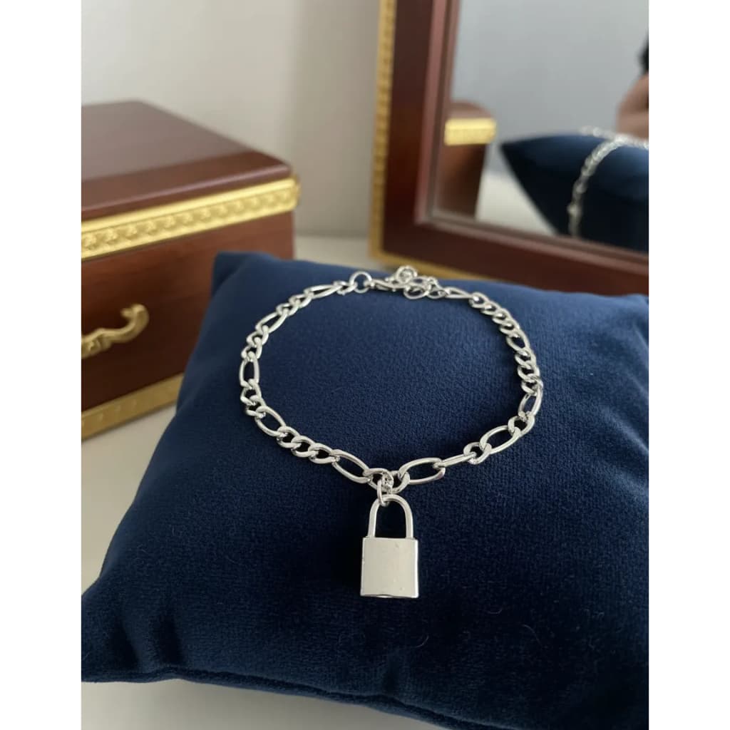 Pulseira banhada prata com berloque cadeado