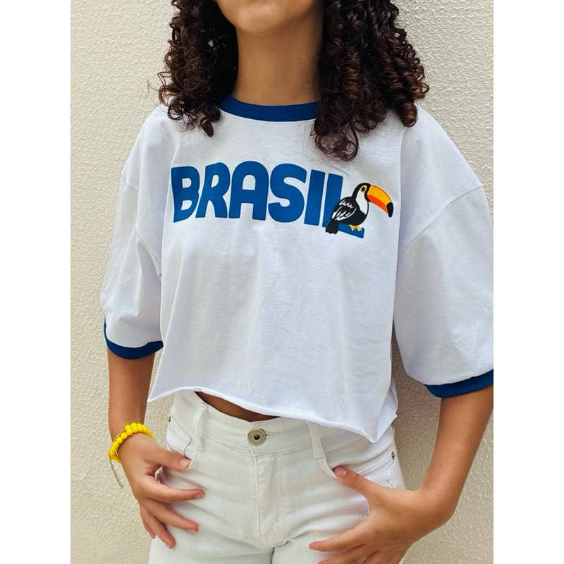 Cropped Feminino Brasil Estampa Tucano Manga Curta Branco e Azul Casual