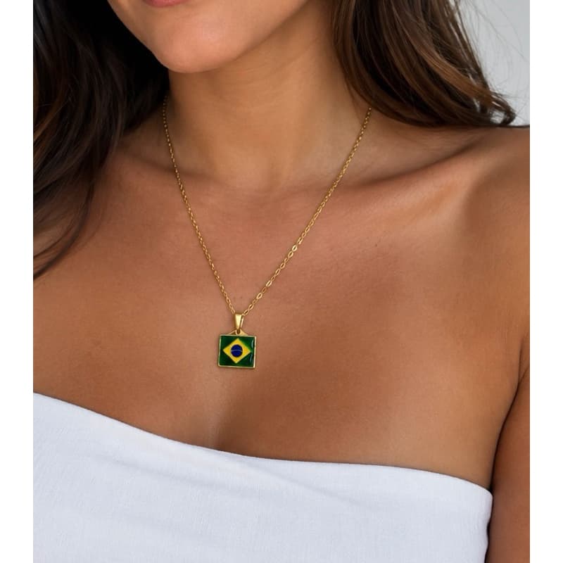 Colar Brasil Bandeira Prata e Dourado Feminino – Pingente Copa Futebol - Colar Copa do Mundo Verde e Amarelo - Corrente