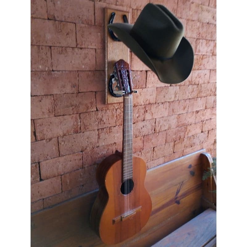 suporte para chapéu e violão com ferraduras.