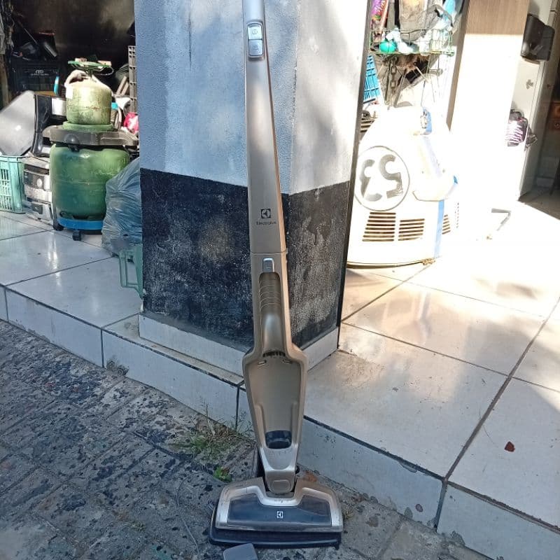 base vertical + carregador aspirador de pó electrolux erg26 ergorapido ler descrição