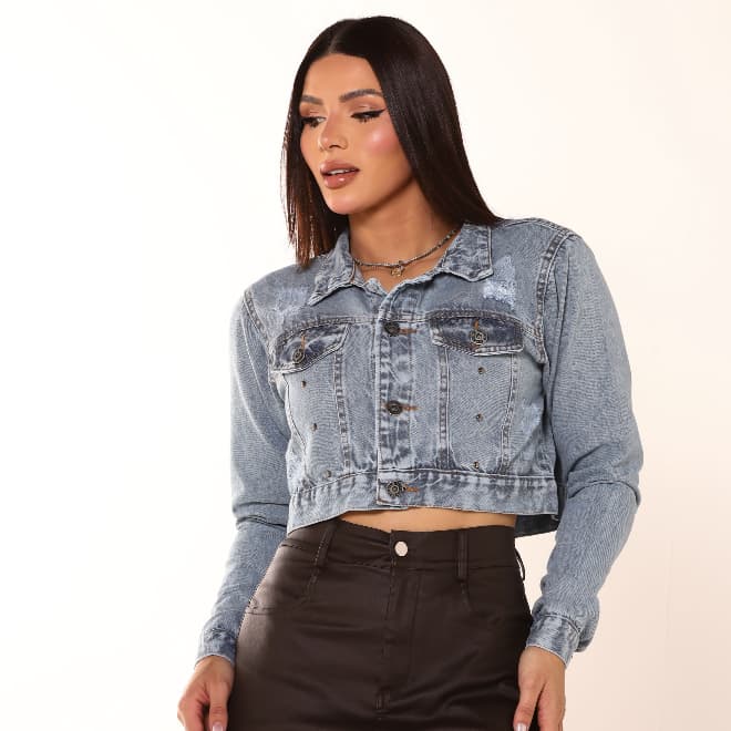 Jaqueta jeans cropped azul claro com lavagem retrô americana | Cintura alta, modelagem que afina a silhueta e um toque s