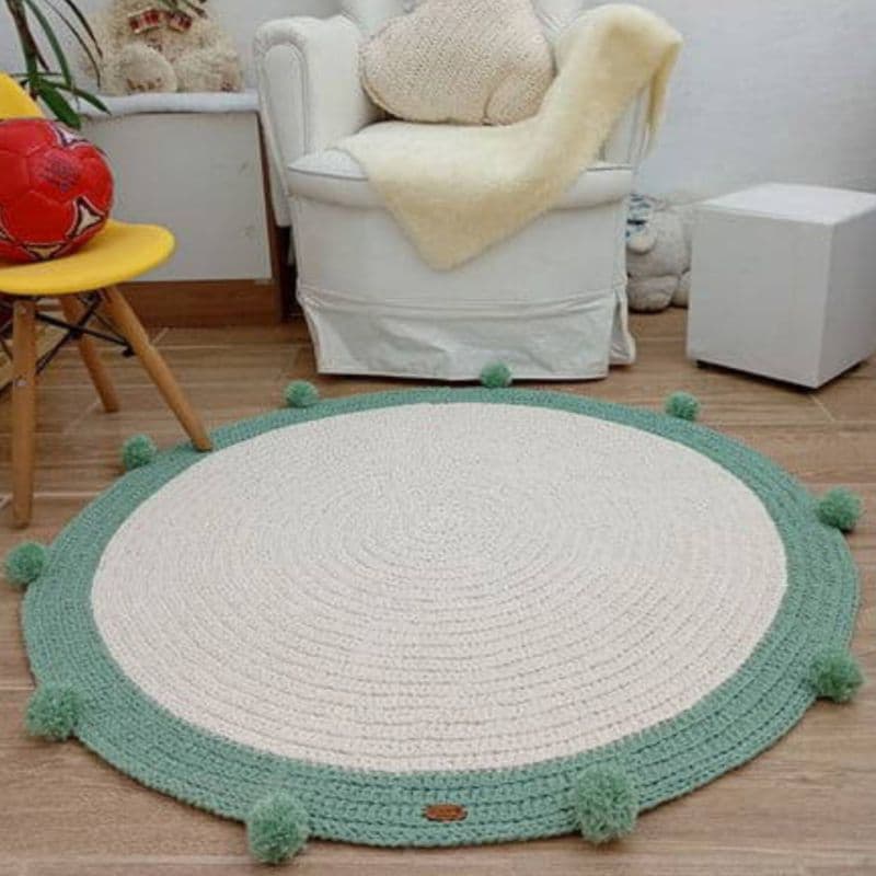 tapete redondo com pompons off White e verde floresta Decoração Quarto de Bebê 1 metro tema floresta bosque fazendinha
