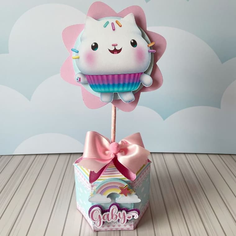 ✨ Centro de Mesa Luxo - A Casa Mágica da Gabby - Papelaria Personalizada