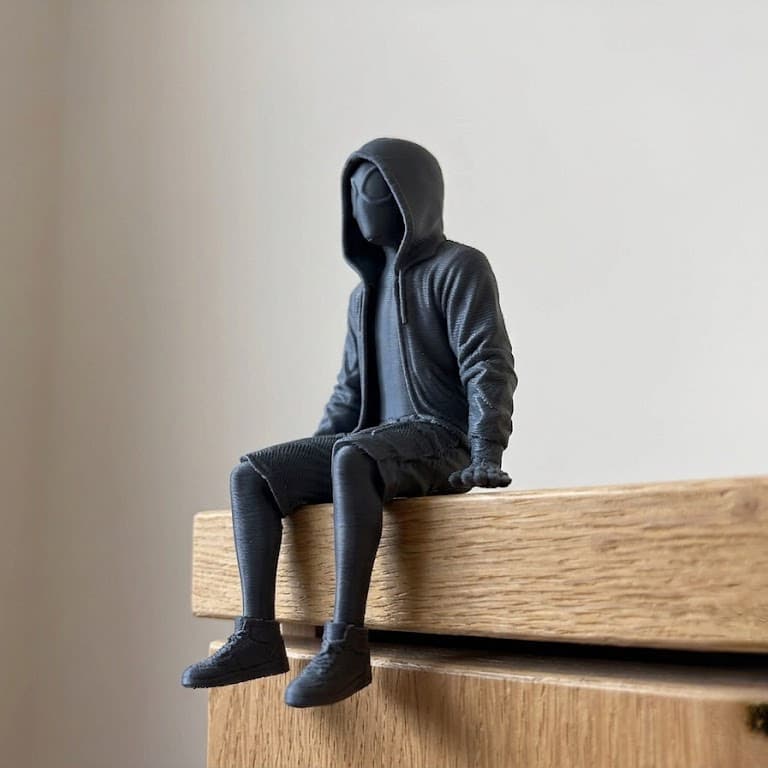 Figura Decorativa Herói Encapuzado Sentado na Beira | Estátua Geek para Prateleiras, Estantes e Monitores