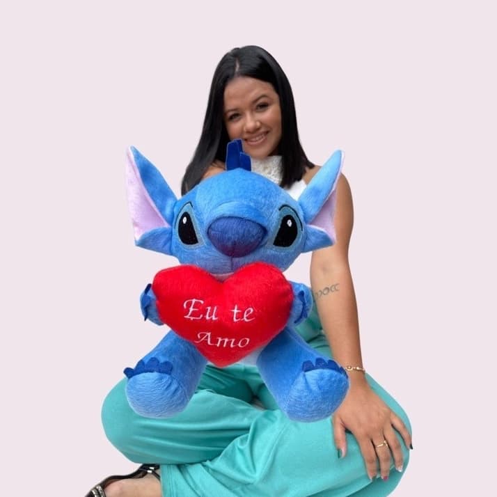 Stitch Pelúcia com Coração Bordado 26cm Presente Namorada Mãe Crianças Decoração para Quarto e Cestas