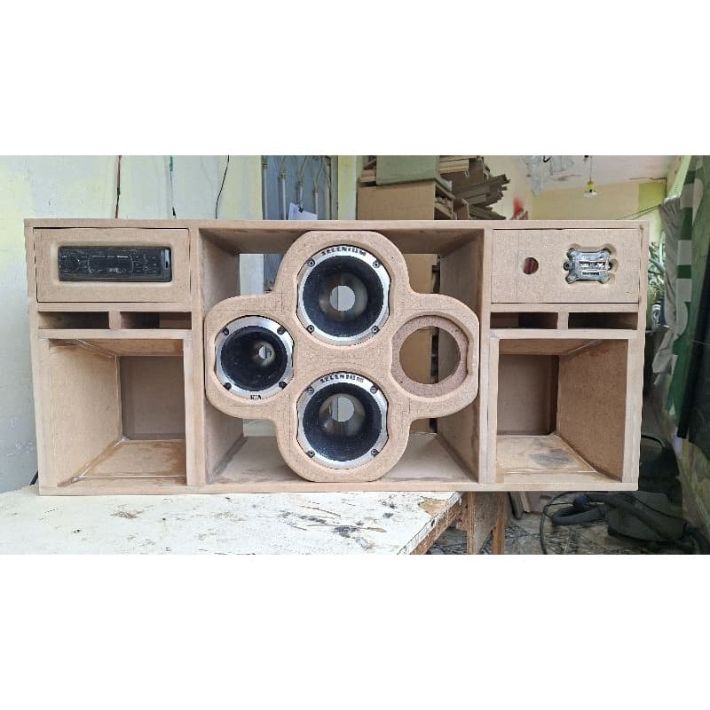 Caixa para 2 médios 10p, 2 D405 + cone 1450, 2 D220ti + cone 1125, rádio e voltímetro, crua e vazia