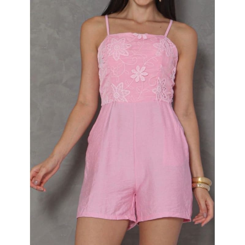 Macacão Curto Feminino em Viscose com Bordado Floral – Jardineira de Alça Fina Verão chic blogueira moda feminina