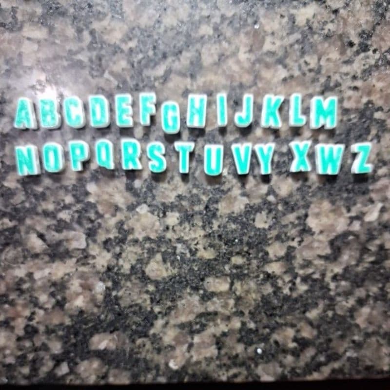 Miçanga redonda 50g + Miçanga de Letras Alfabeto 26x4=104 unidads por letra  para Pulseiras e Bijuterias Personalizadas