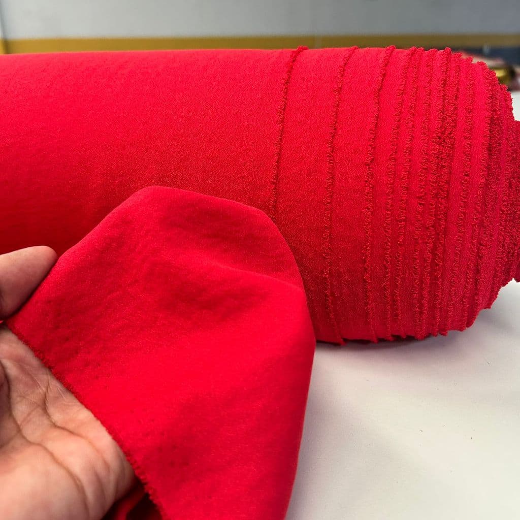 -Queima de estoque- tecido Crepe Vermelho - 1m x 1,50m- crepe muito macio e com o caimento excelente tecido promocional