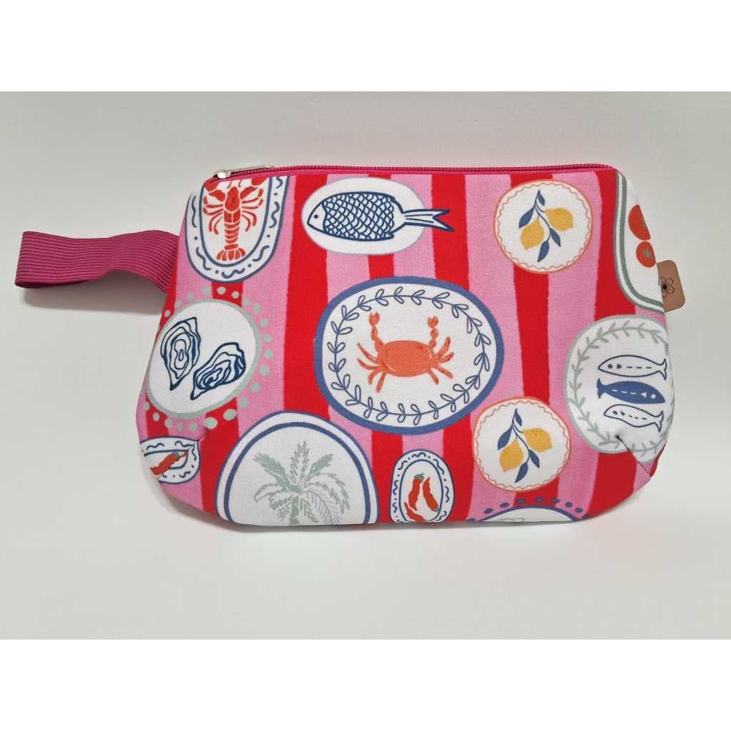 Bolsinha de mão estilo clutch. Produto artesanal feito em gabardine e tricoline. Bolsinha multiuso