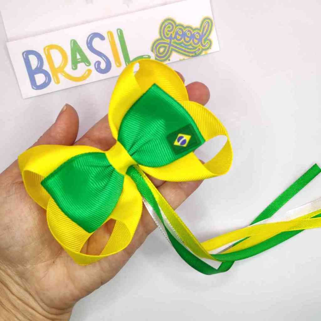 Laço GRANDE COM FITINHAS Infantil Copa Brasil NO BICO DE PATO OU NA FAIXA DE BEBÊ