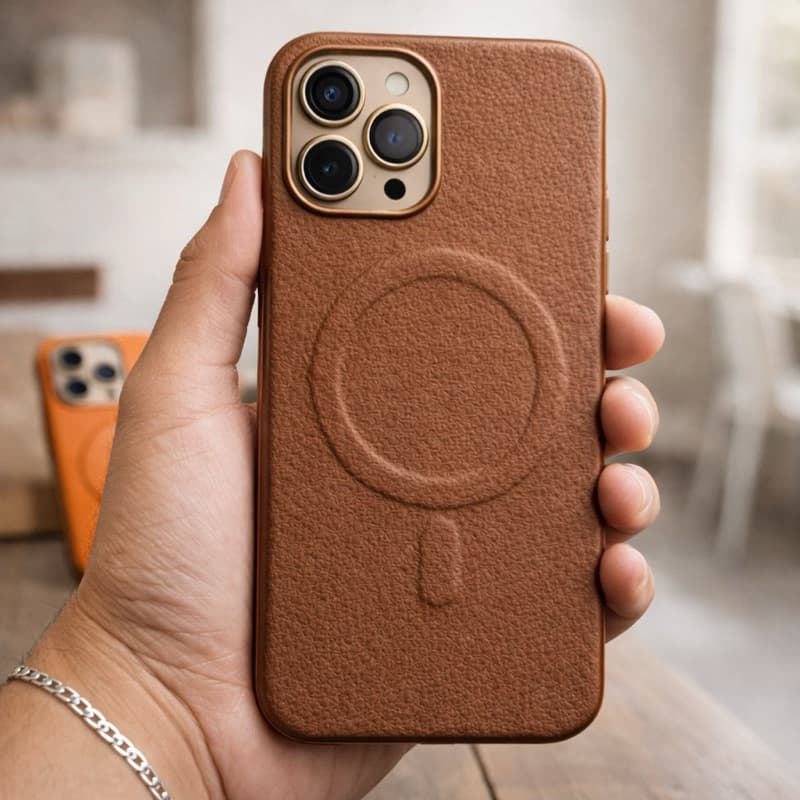 Capa Premium Couro com MagSafe + Película de Câmera | iPhone 17 Pro Max / 16 Pro Max / 16