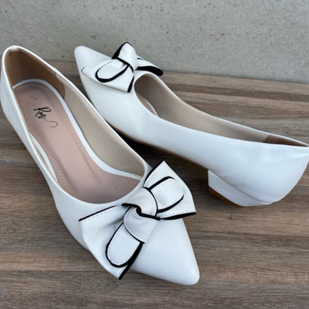 Scarpin Off White c/ Laço e Detalhe Preto - Salto Bloquinho 2cm /Salto baixo/Linha luxo /Salto bb confortável/Social