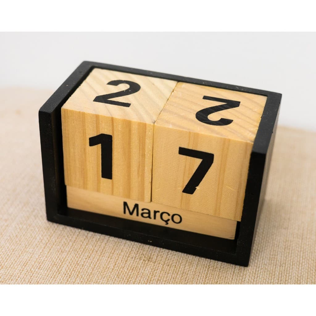 Calendário de Mesa Decorativo de Madeira com Quadradinho Preto ou Branco Permanente Escritório