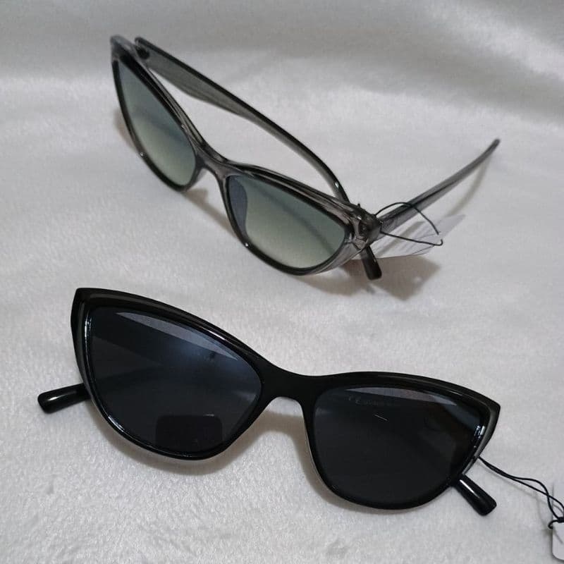 Óculos de Sol Feminino Olho de Gato Preto com Proteção UV e Armação Fina