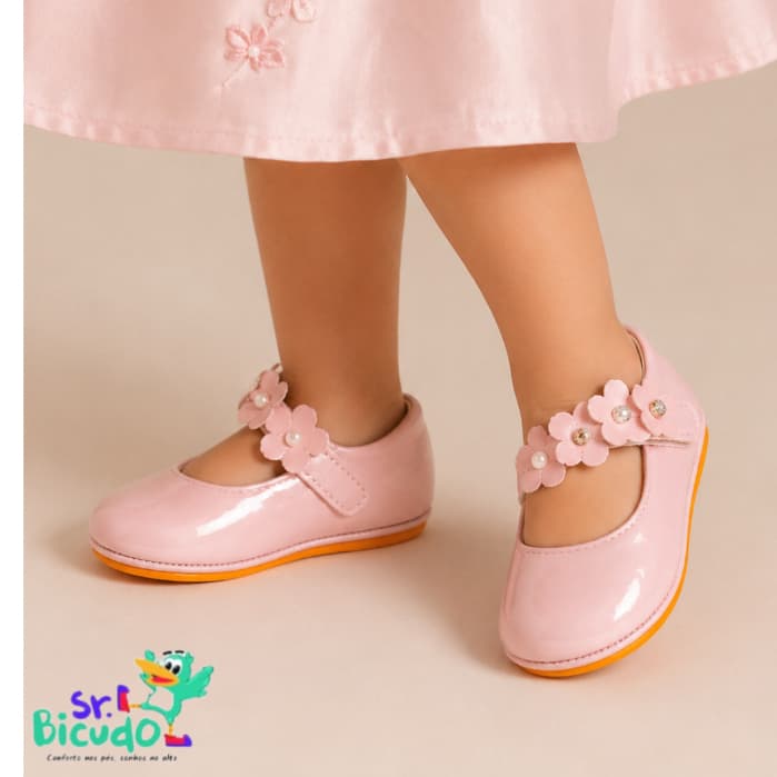 Sapatilha Infantil Rosa com Flor e Strass – Delicadeza e Conforto para Sua Pequena!