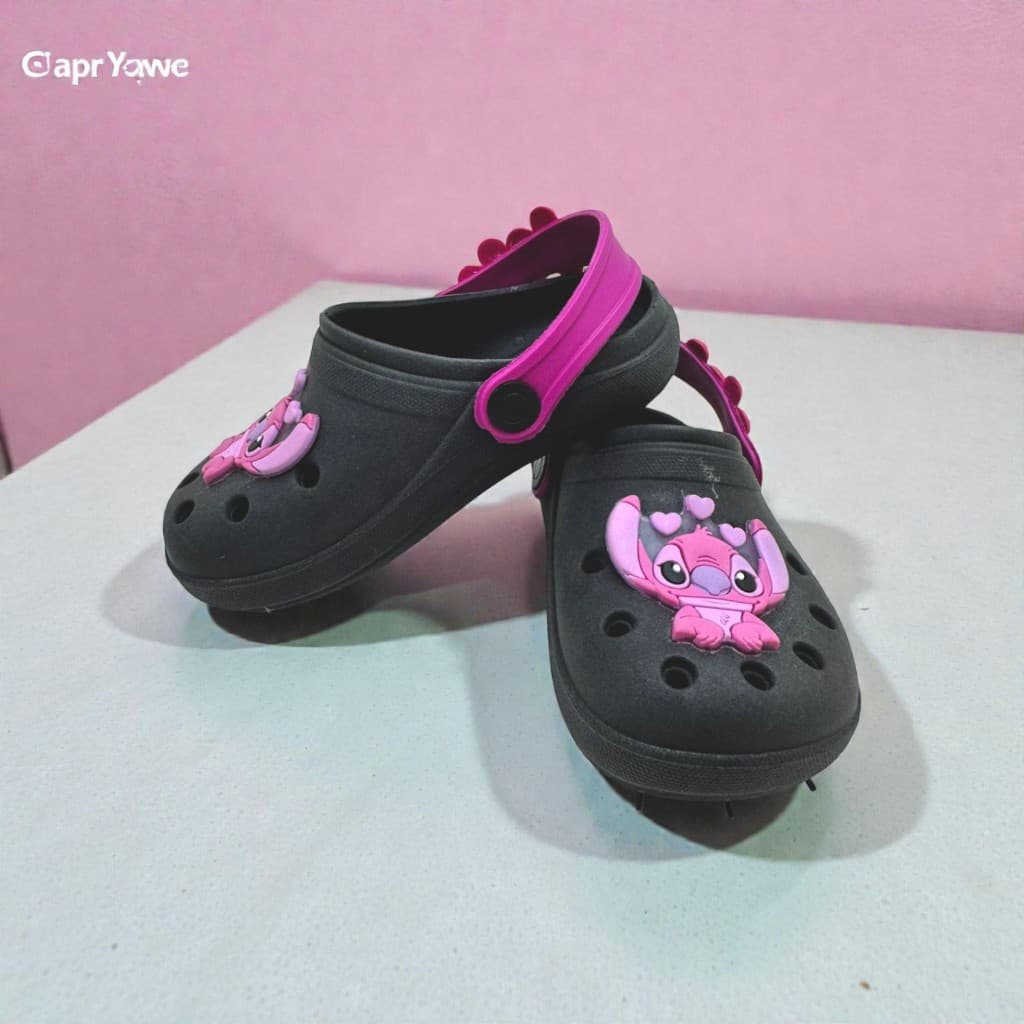 babuhe infantil antiderrapante preta com detalhe rosa