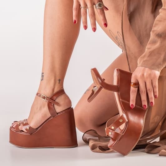 Sandália Feminina Anabela Nala Shay Plataforma Alta Rebites Tachas Dourada Confortável