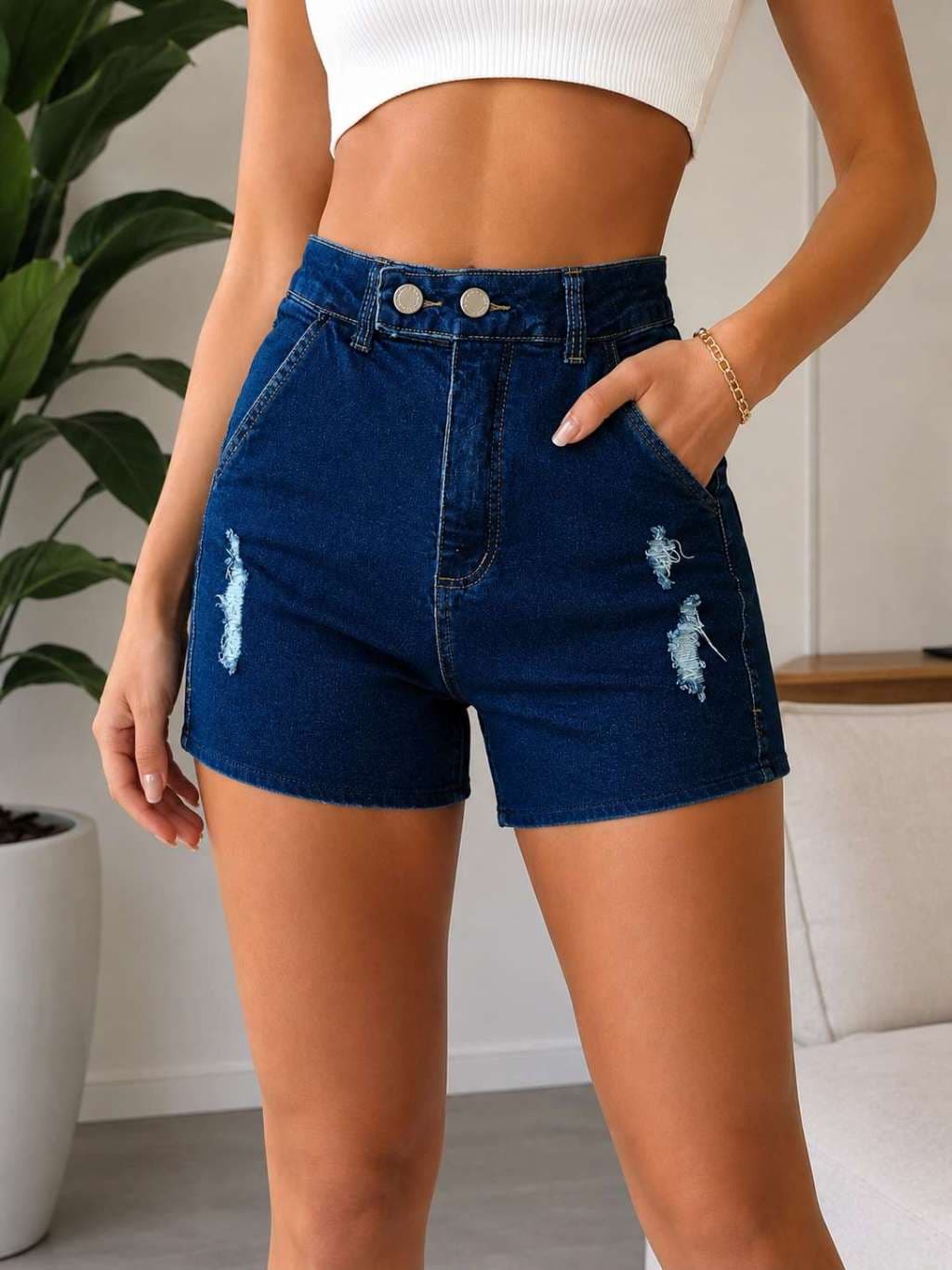 Short Jeans Feminino Cintura Alta com Dois Botões Destroyed Jeans Escuro Casual