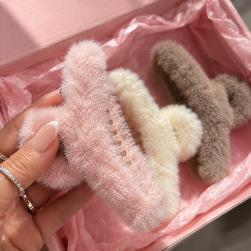 Kit 3 Piranhas Peluciadas para Cabelo | Presilhas Plush Macias Femininas Clean Girl Cores Aleatórias