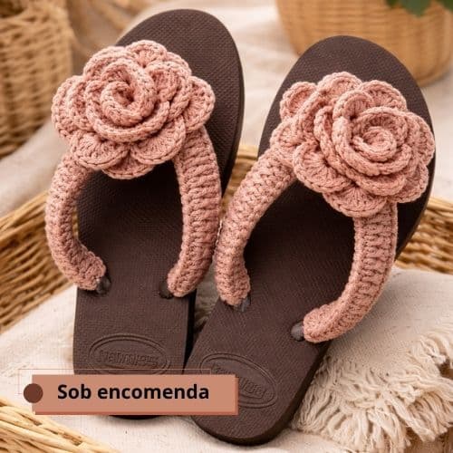 Chinelo Havaianas Customizado com Maxi Flor em Crochê | Artesanal | Sob Encomenda