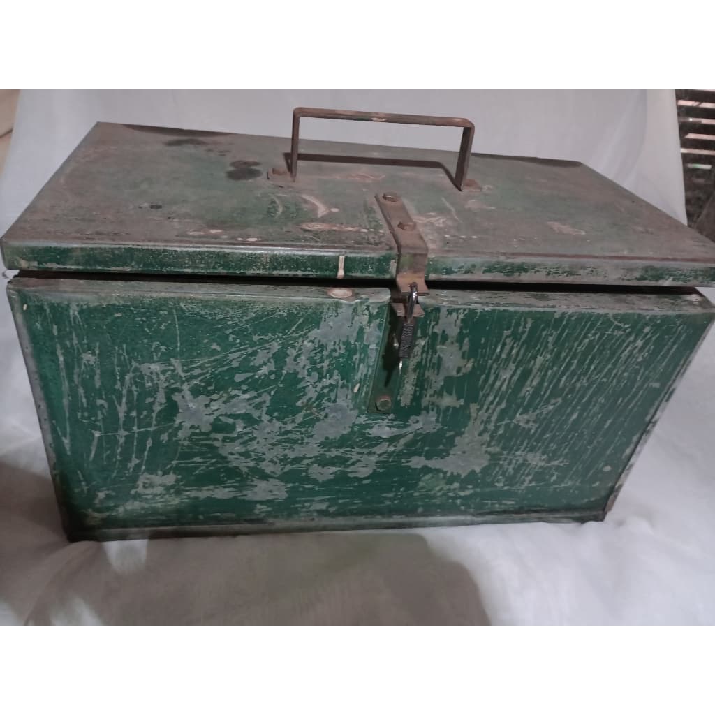 Caixa de Ferramentas Antiga Chapa Grossa Reforçada Anos 60 Usada /Ler Descrição