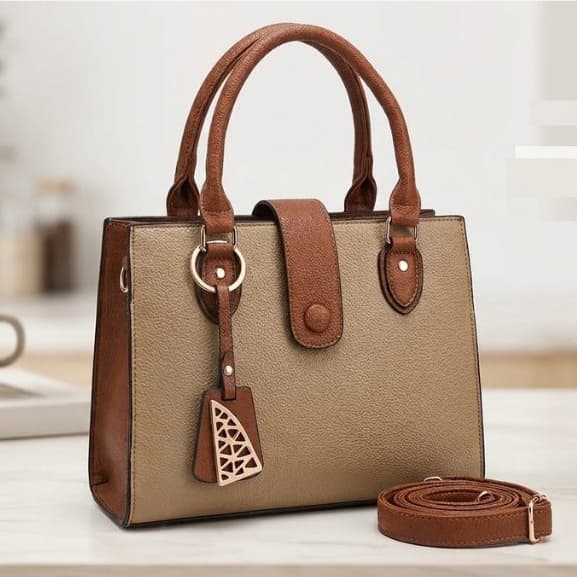 Bolsa Feminina Média Estruturada com Alça de Ombro e Chaveiro