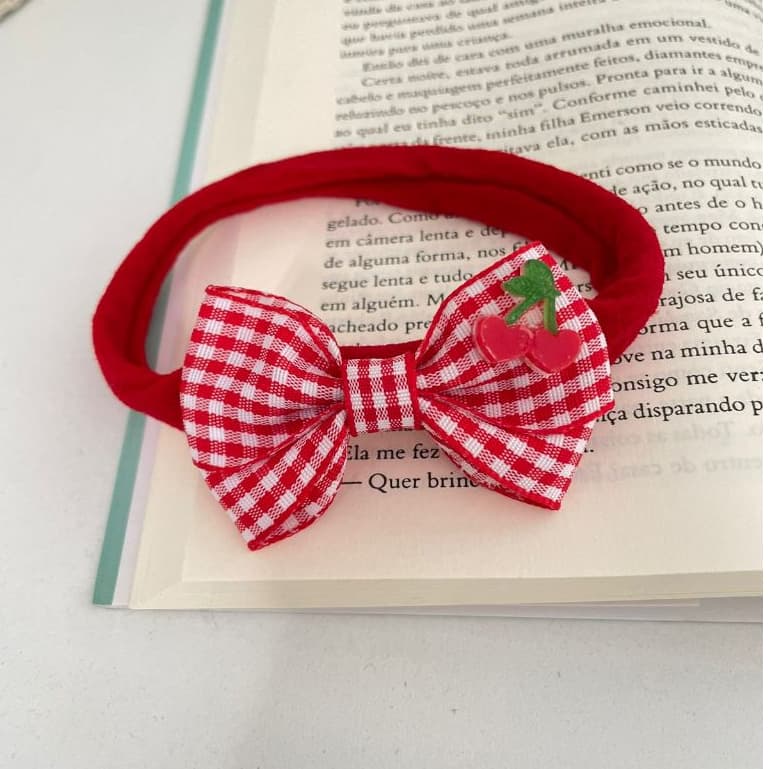 Faixinha de cabelo RN com laço xadrez e cerejinha, faixinha para bebê, faixinha meia de seda de bebê