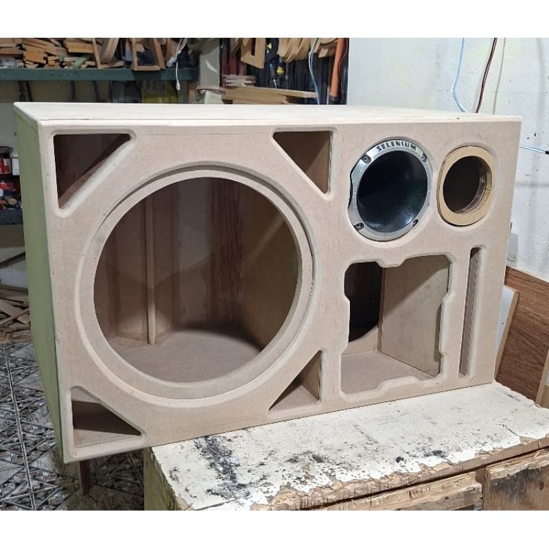 Caixa 4 vias, grave 15" médio 10", Driver e Tweeter com moldura