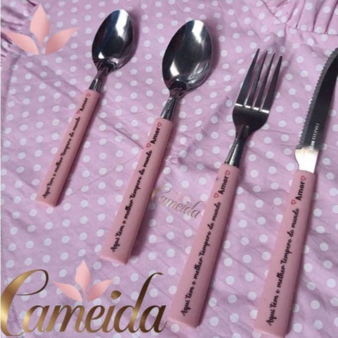 Conjunto Talheres Rosa Aço Inox 24 Peças Decorado com a Frase: Aqui Tem o Melhor Tempero do Mundo *Amor*  Para 6 Pessoas