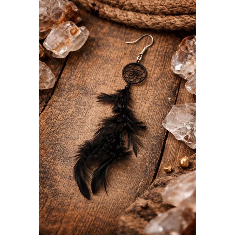 Brinco filtro dos sonhos preto com penas, leve e estiloso, perfeito para looks boho e cheios de personalidade