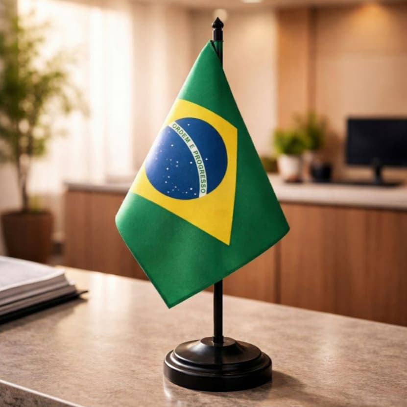 Bandeira de Mesa Brasil Com Suporte Alta Qualidade 20 x 12 cm Bandeira Brasil Torcida Promoção