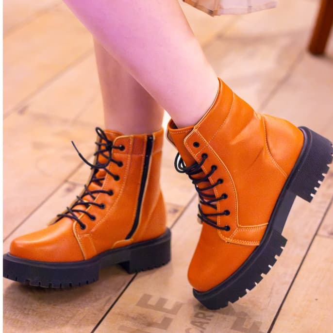 Bota Coturno Feminino Moda Tratorado Tendência Fashion Cano Médio Zíper Lateral Blogueira Macio