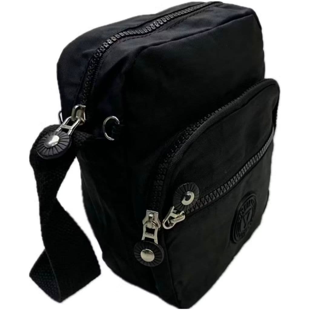 BOLSA TRANSVERSAL IMPERMEÁVEL NA COR PRETA, MUITO ESTILO E MODERNIDADE!!!