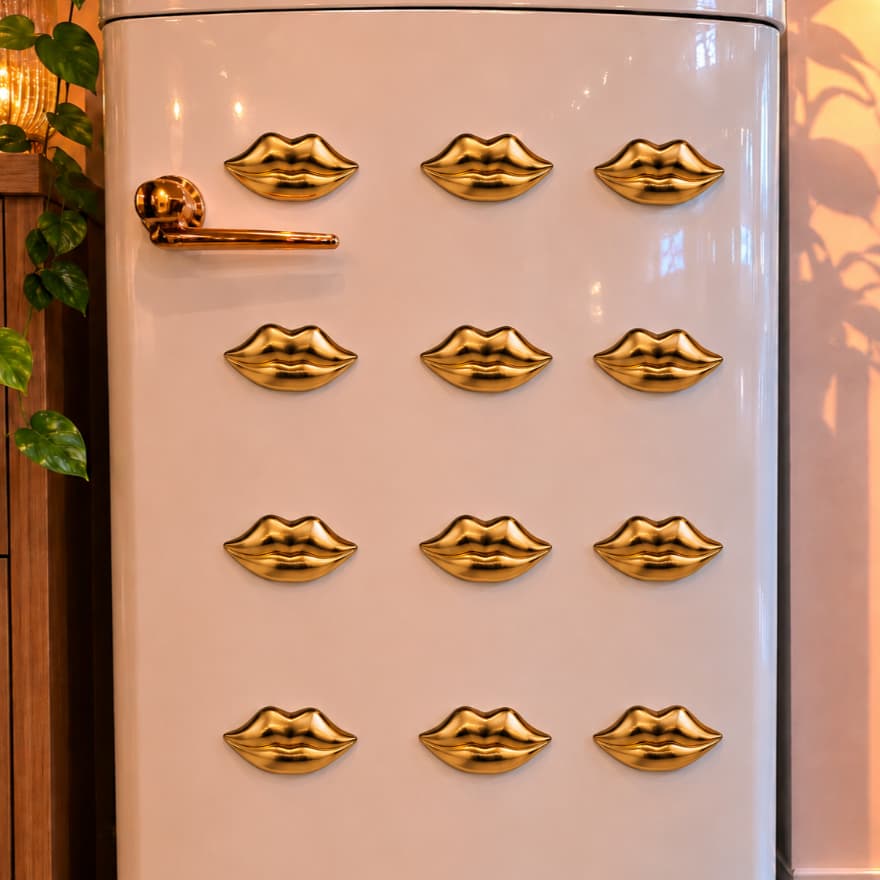 Aplique Boca Decorativa Dourada Para Parede Móveis Frigobar Harmonização Clínica de Estética Lábios