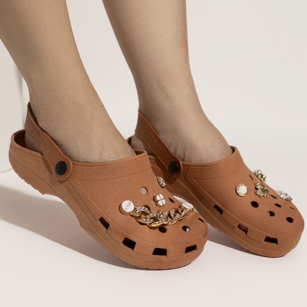 Chinelo Feminino com 7 botons pins sandália Babuche Pingente de Metal, Solado Leve Antiderrapante botons aleatório