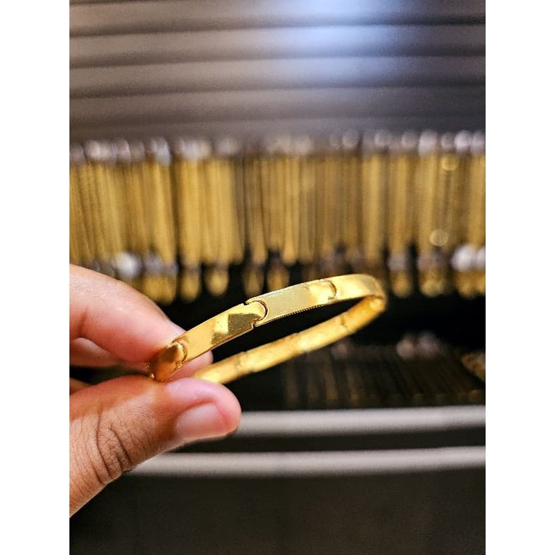 BRACELETE MASCULINO DOURADO DE ALTO PADRÃO COM DESIGN SOFISTICADO RESISTENTE A RISCOS E IMPACTOS