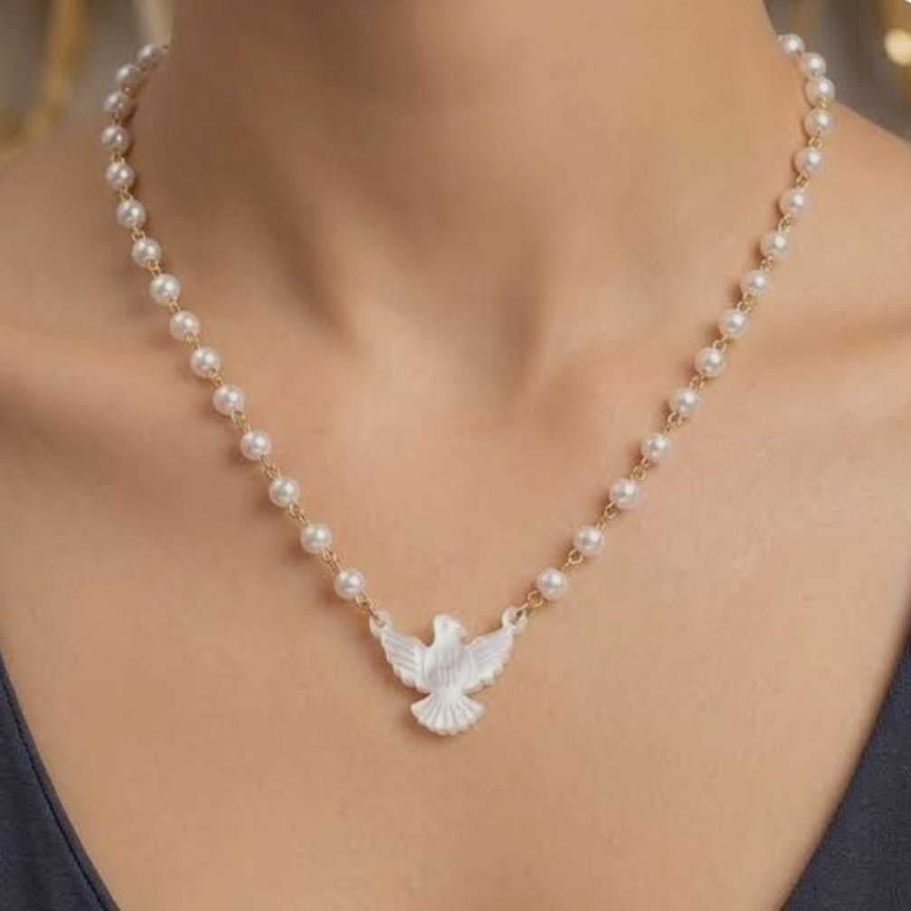 Colar Feminino De Pérolas Divino Espírito Santo Resina Folheado a Ouro Elegante