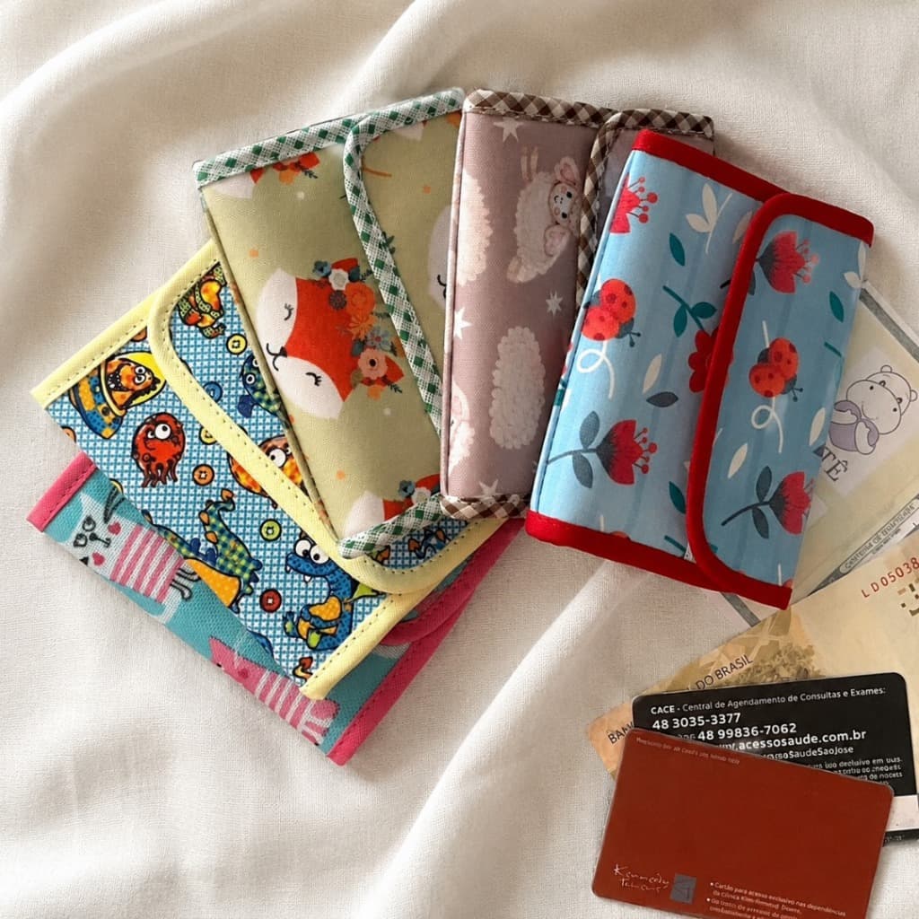 Carteira infantil unissex estampas variadas fechamento em velcro e zíper - envio rápido