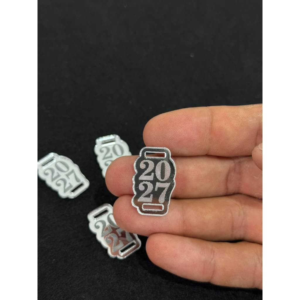 Kit Tag Passante Finalizador Acrílico 2027 Gravado Acrílico Prata - Tag Acrílico Gravado Prata 2027