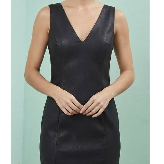 Vestido Curto Tubinho Preto com Decote em V Profundo
