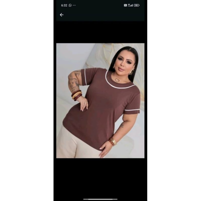 Camiseta Plus Size  com Detalhes Brancos na Gola e Mangas Estilo Casual para Mulheres